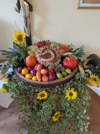 Brot mit Gemüse, Obst und Blumen